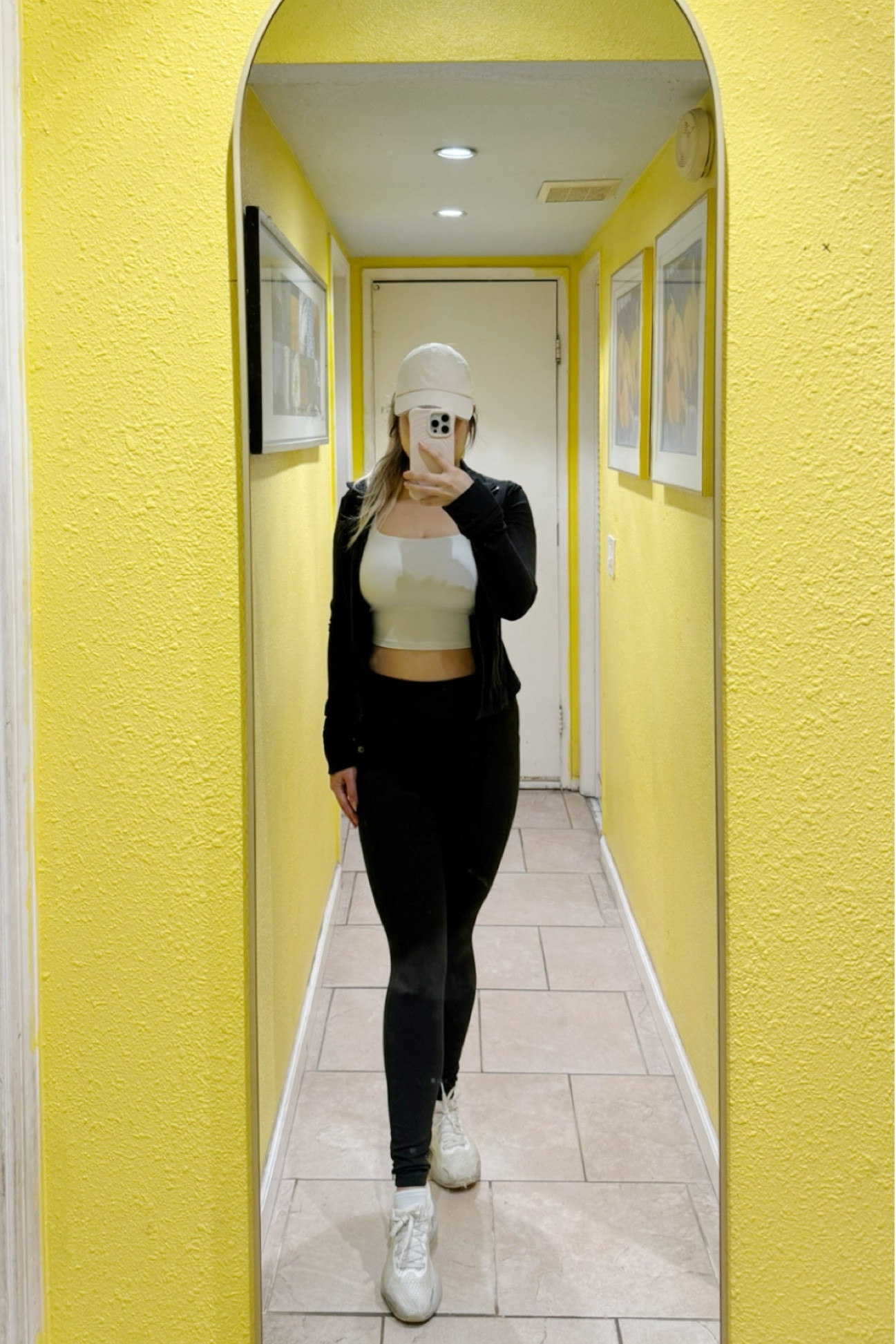 Outfit check: Ready for a morning jog and walking the dog in comfort and style! 🦮🚶🏻‍♀️