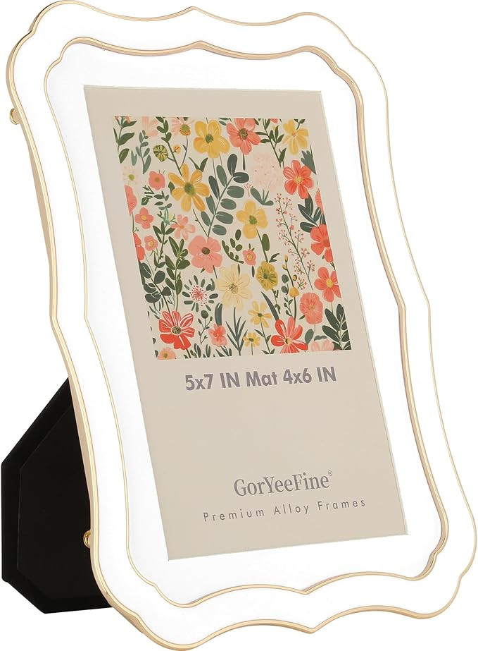 High-End Zinc Alloy 5x7'' White Picture Frame - Classic Vintage Scalloped Design with Enamel Fini... | Amazon (US)