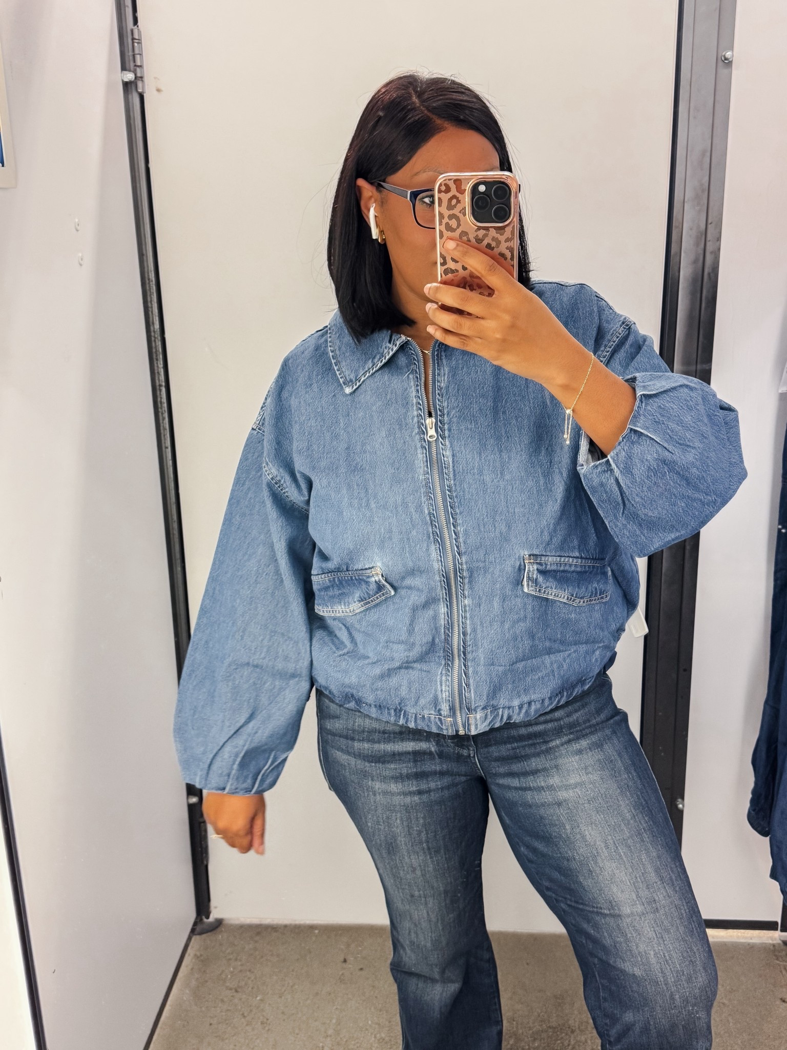 I’m wearing a size large in this denim jacket it fits fine but I’d suggest sizing up for a more roomy fit 

#LTKootd #LTKMidsize #LTKSeasonal