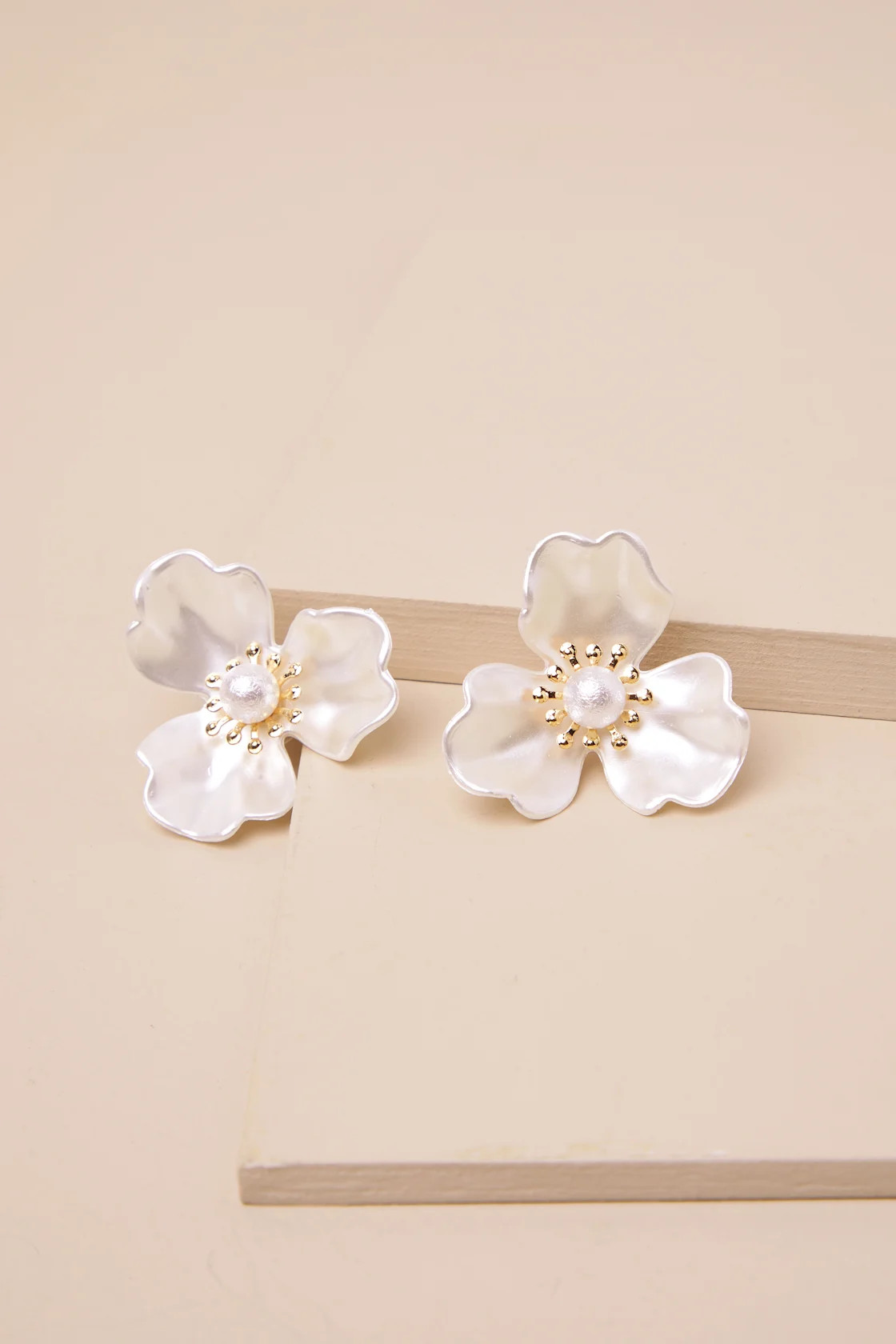 Quaint Aesthetic White Flower Statement Earrings | Lulus