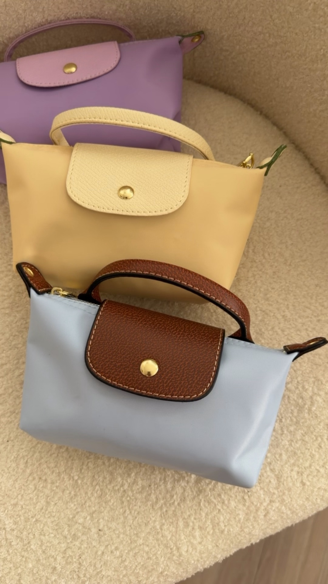 Come with crossbody straps.  Super cute.  Highly trending 