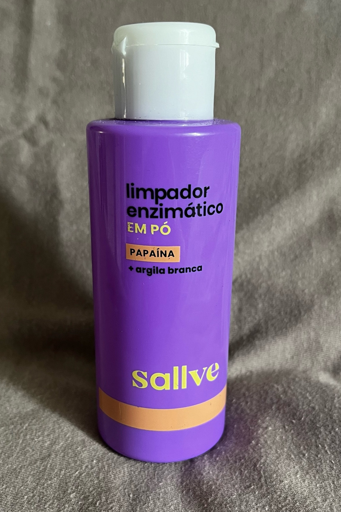 O Limpador Enzimático é um produto que me ajuda demais para diminuir os cravos (principalmente no nariz) 💜

O produto é em pó que para usar tem que virar 8x a embalagem na mão, por algumas gotas de água para depois misturar com as mãos e passar no rosto em movimentos circulares.

Senti uma baita diferença usando ele na minha pele.

Observação⚠️: ele pode ser usado todo dia pela manhã pois ele não é um esfoliante, mas sim um limpador que não agride a pele.

#LTKbeauty #LTKbrasil #LTKGiftGuide