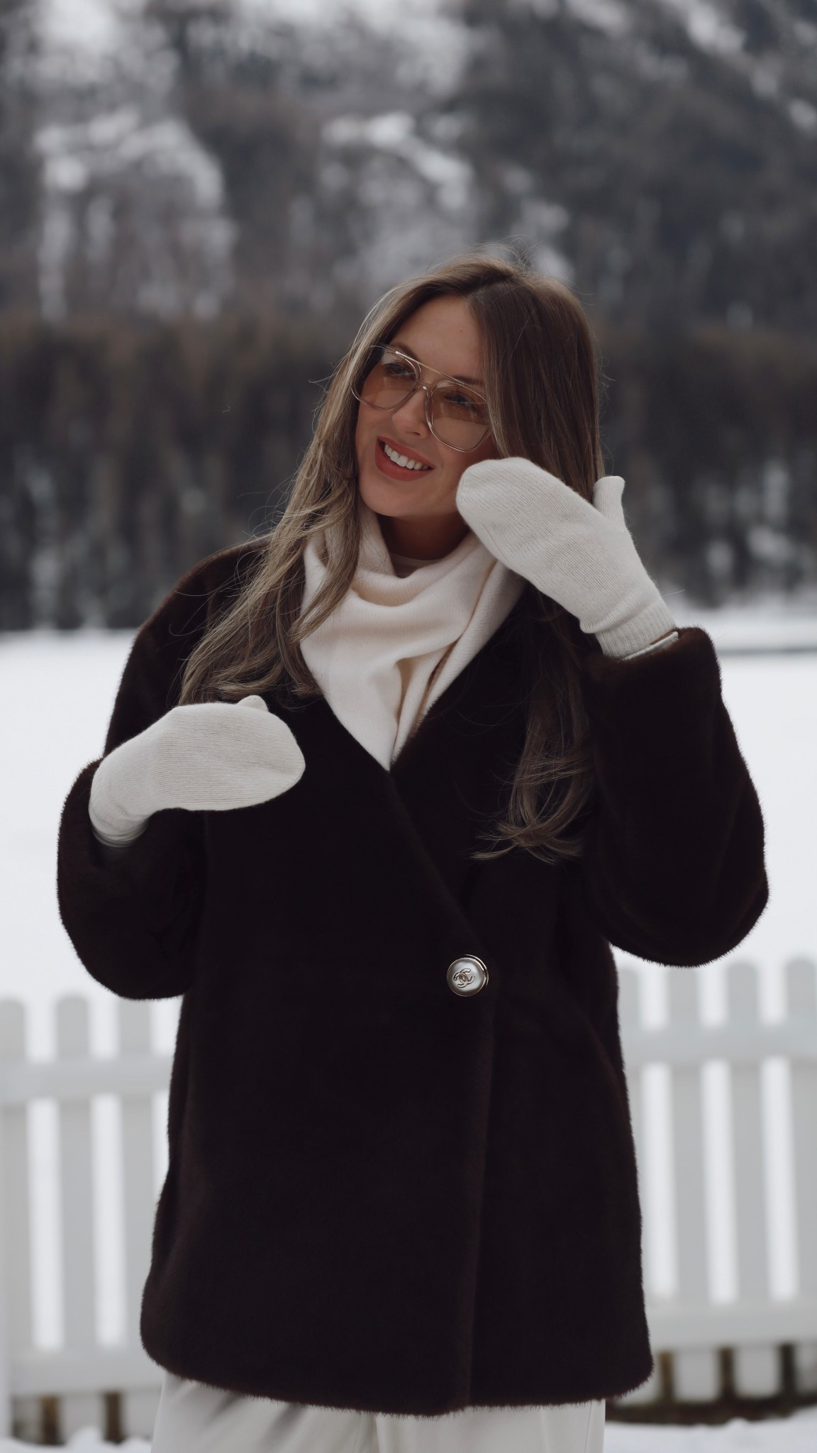 Cashmere scarf
Triangle scarf
Faux fur jacket
Cashmere mittens