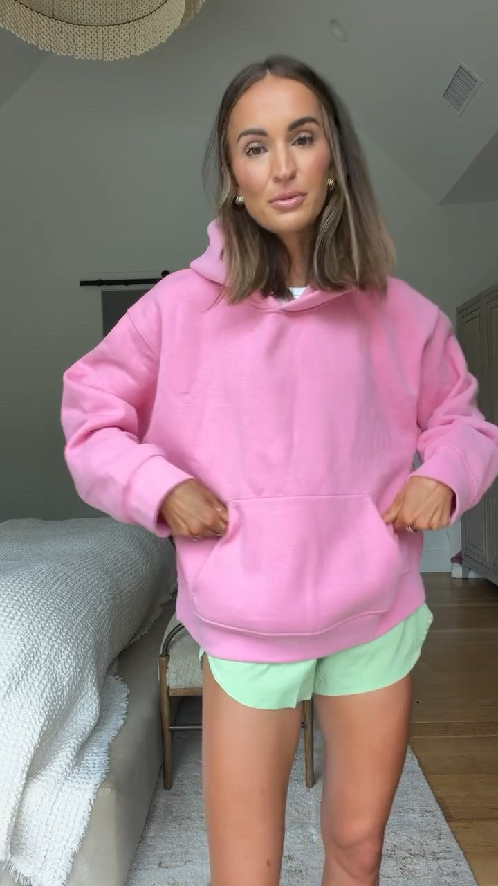Got a medium in this hoodie for a more oversized fit! Looove this fun pink color 💗