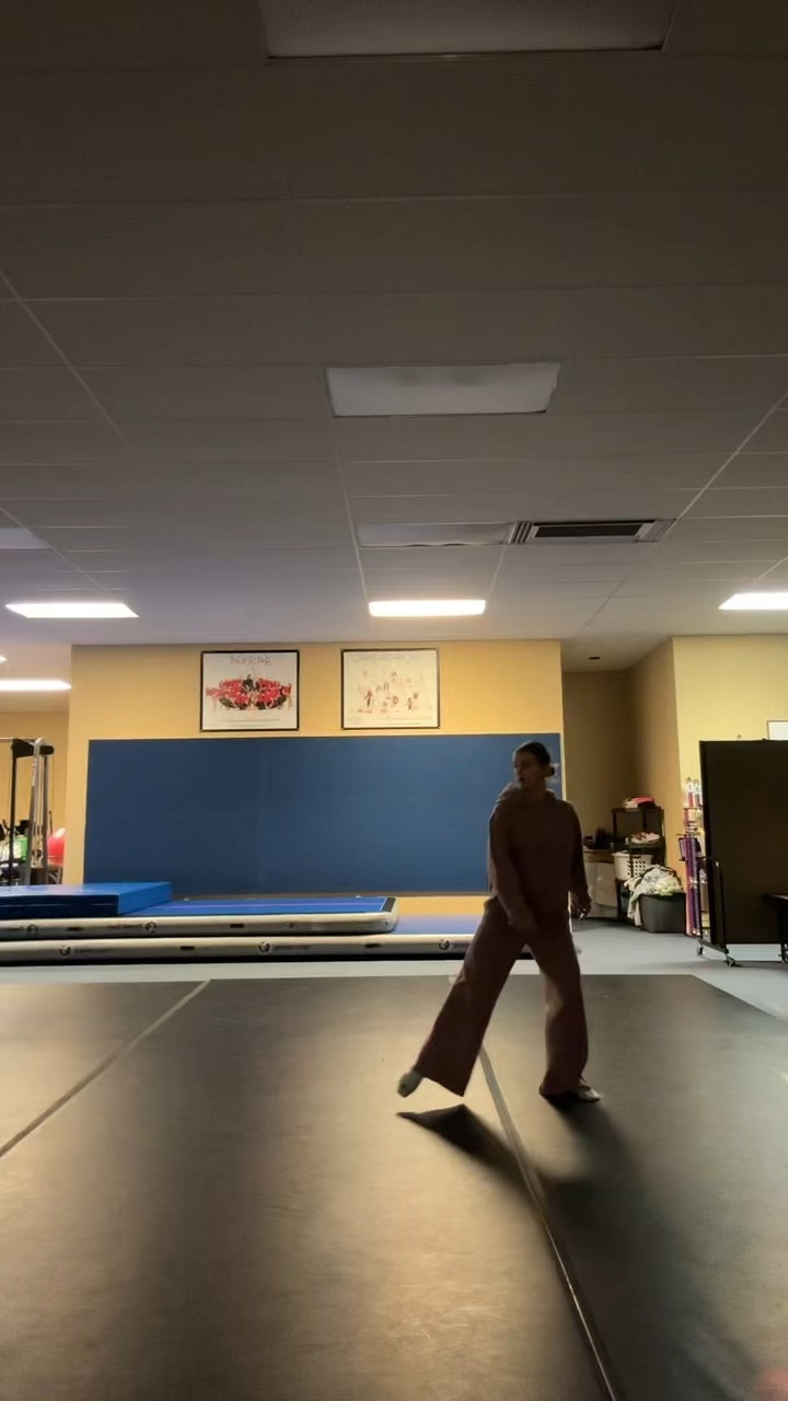 Favorite sweatsuits ever! I get mega pants in xs/s and hoodies/ sweatshirts in xl/xxl depending on the style :)

These pants are xs and hoodie is xxl:)