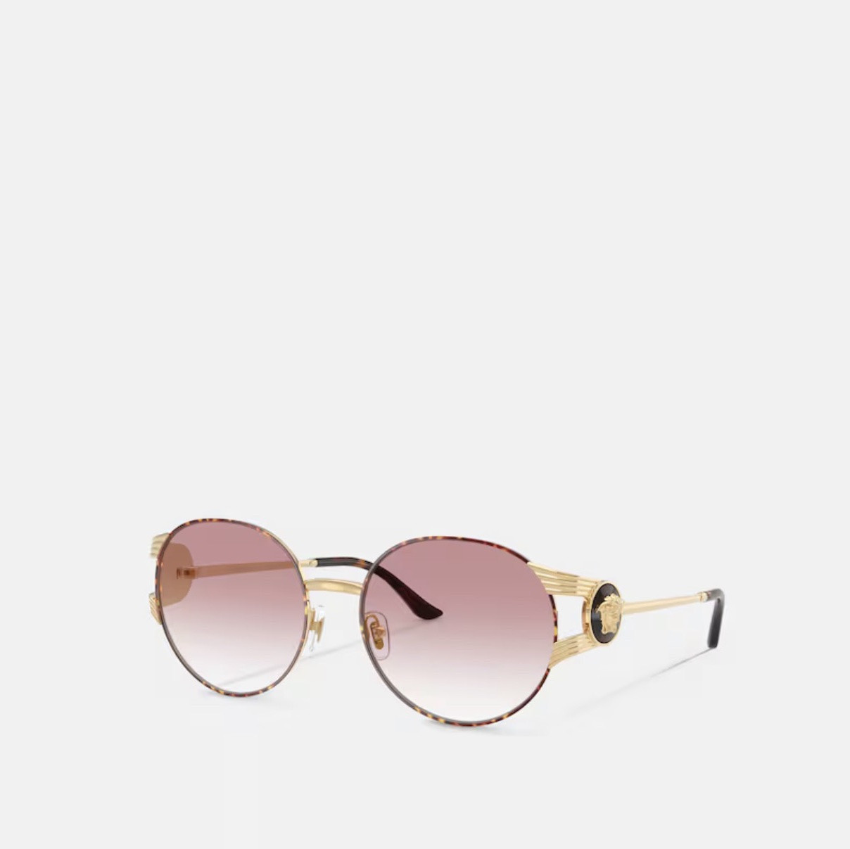 These round sunglasses in a sleek metal construction feature a Medusa hardware with a Havana-colored background at the temples and a matching rim and temple tips. The style is completed by adjustable nose pads.
Medusa hardware
Frame color: gold-tone and Havana
Temple color: gold-tone
Temple tip color: Havana
Lens color: gradient pink
Frame: metal
Temple: metal
Size & Fit
Lens: W2.1" x H1.9" / W54 x H48.3 mm
Bridge: 0.7" / 18 mm
Temple: 5.3" / 135 mm

#LTKSaleAlert #LTKdayinmylife #LTKU