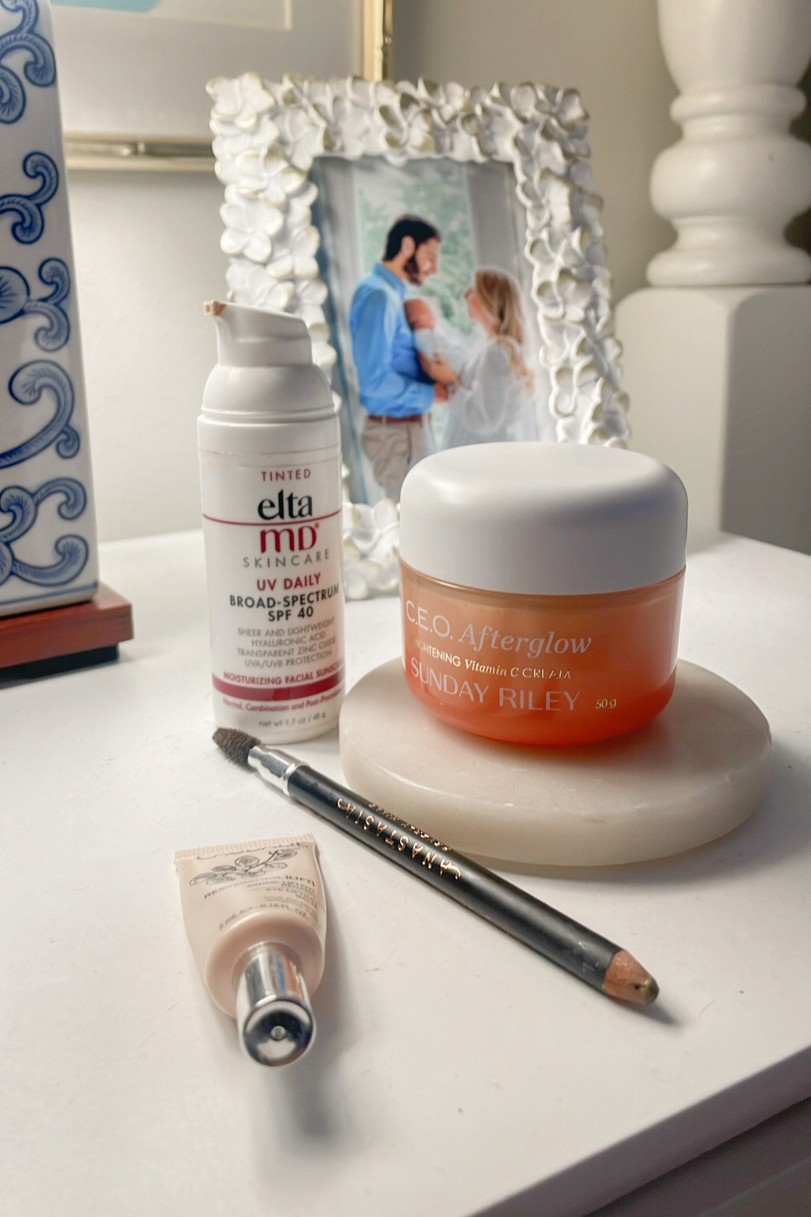 Pre workout skincare routine 

1. Vitamin C+ Serum (not pictured) 
2. Moisturizer 
3. Tinted Spf
4. Lifting eyecream 
5. Brow pencil (shade blonde) 
