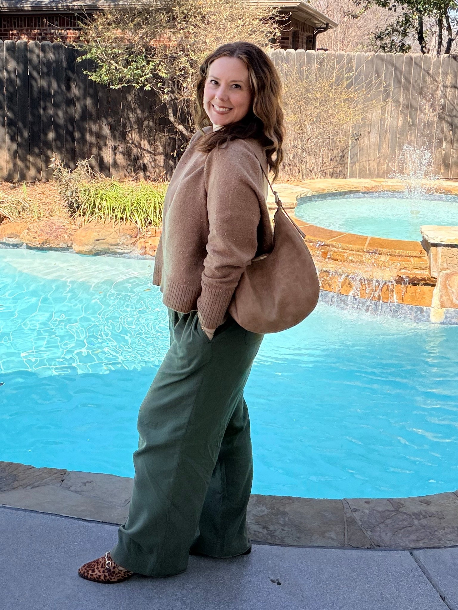 Soft Autumn, but make it effortless. 🍂✨ Camel + olive will forever be that 👌🏻 combo for us warm toned ladies. This outfit is rich, grounded, and color analyst approved ✔️ The cognac bag ties it all together and the leopard slides? A neutral in disguise.
Gold jewelry to warm it up and we’re done. 🤎
Everything linked on my LTK.
#SoftAutumnStyle #WarmTones #NeutralOutfit #LTKStyle #FallNeutrals #ColorAnalysis #OliveAndCamel #ElevatedBasics

#LTKSeasonal #LTKootd #LTKgrwm