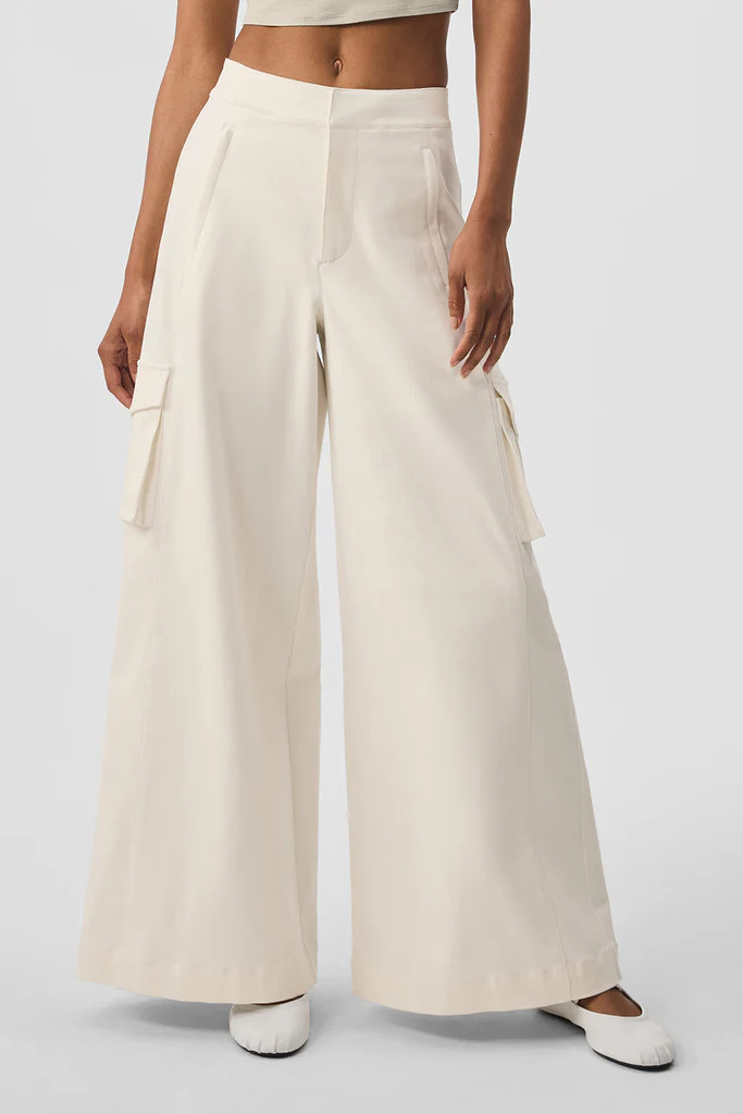 Show Off Cargo Wide Leg Trouser (Regular) | Alo Yoga (US)