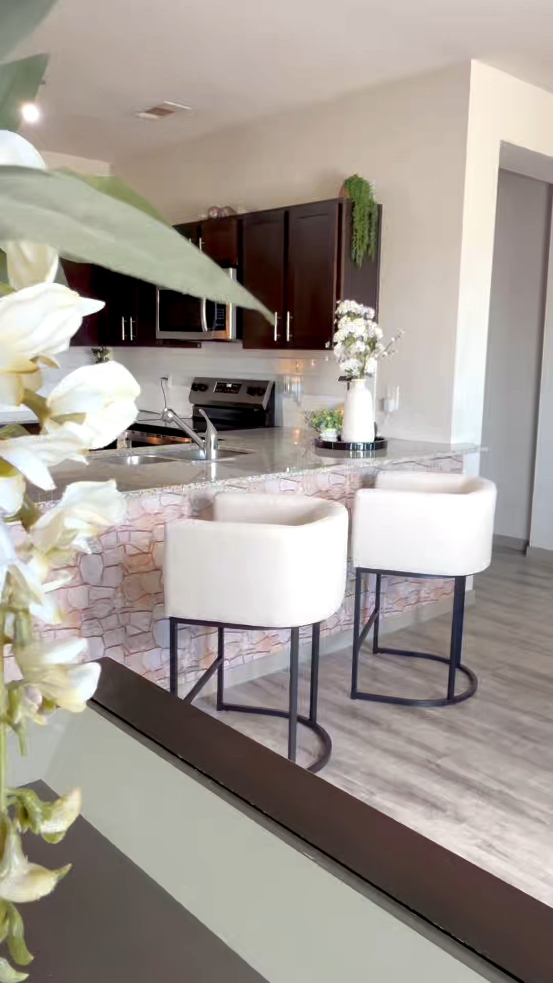 Estas barstools llegaron a mi cocina y siento que TODO cobró sentido 🤍✨

Son hermosas, súper cómodas, elevan la decoración de la isla y lo mejor… el precio está increíble 🙌🏼
A veces no necesitas cambiar todo, solo agregar la pieza correcta.

¿Te gustaron tanto como a mí? 😍

#LTKvlog #LTKmomlife #LTKHome