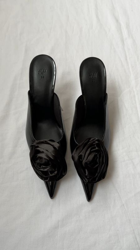 They look like Yves Saint Laurent, they’re from H&M 🖤
3D rose shoes | Pointed black heels | Christmas party shoes | Festive outfit ideas | Court shoes 


#LTKparties #LTKSeasonal #LTKshoecrush