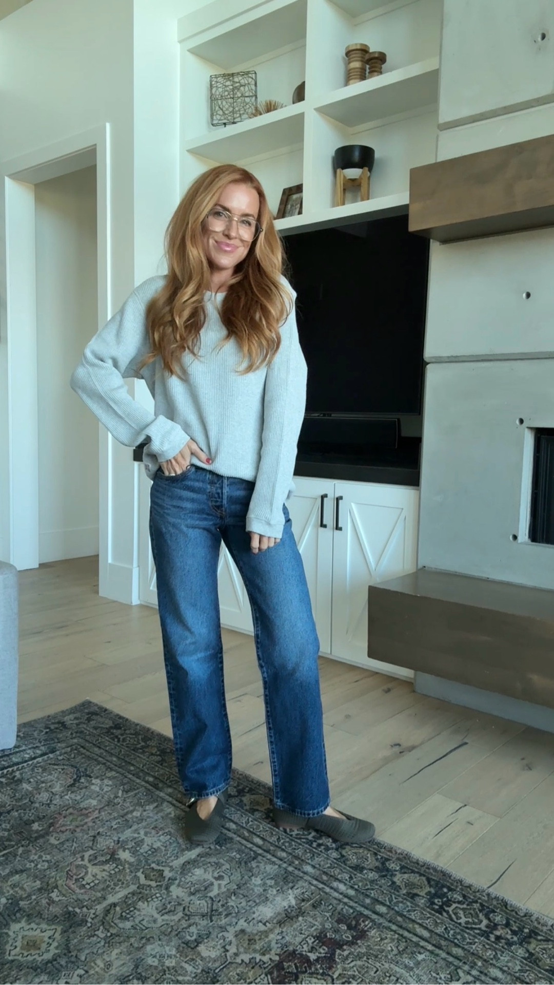 I’ve been pulling for darker jeans lately and am really liking them. These are the same as the last slide, just a different wash (flash full- dark wash). Also, don’t sleep on the men’s section stuff!! Wearing an XS in the top. @levis #LevisPartner