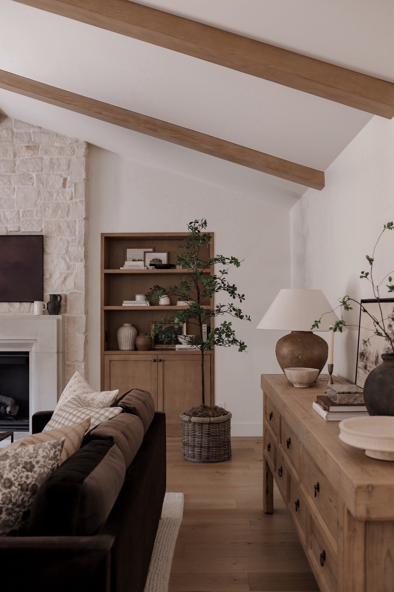 This faux tree from Amazon is such an easy way to bring life into any space. I have the 7’, and it’s available in 4 sizes—perfect for every room, every season. A staple in our home year-round! Styled in my favorite basket with moss to complete the look 


Spring decor. Home decor. New year home refresh  

#LTKSaleAlert #LTKSeasonal #LTKHome