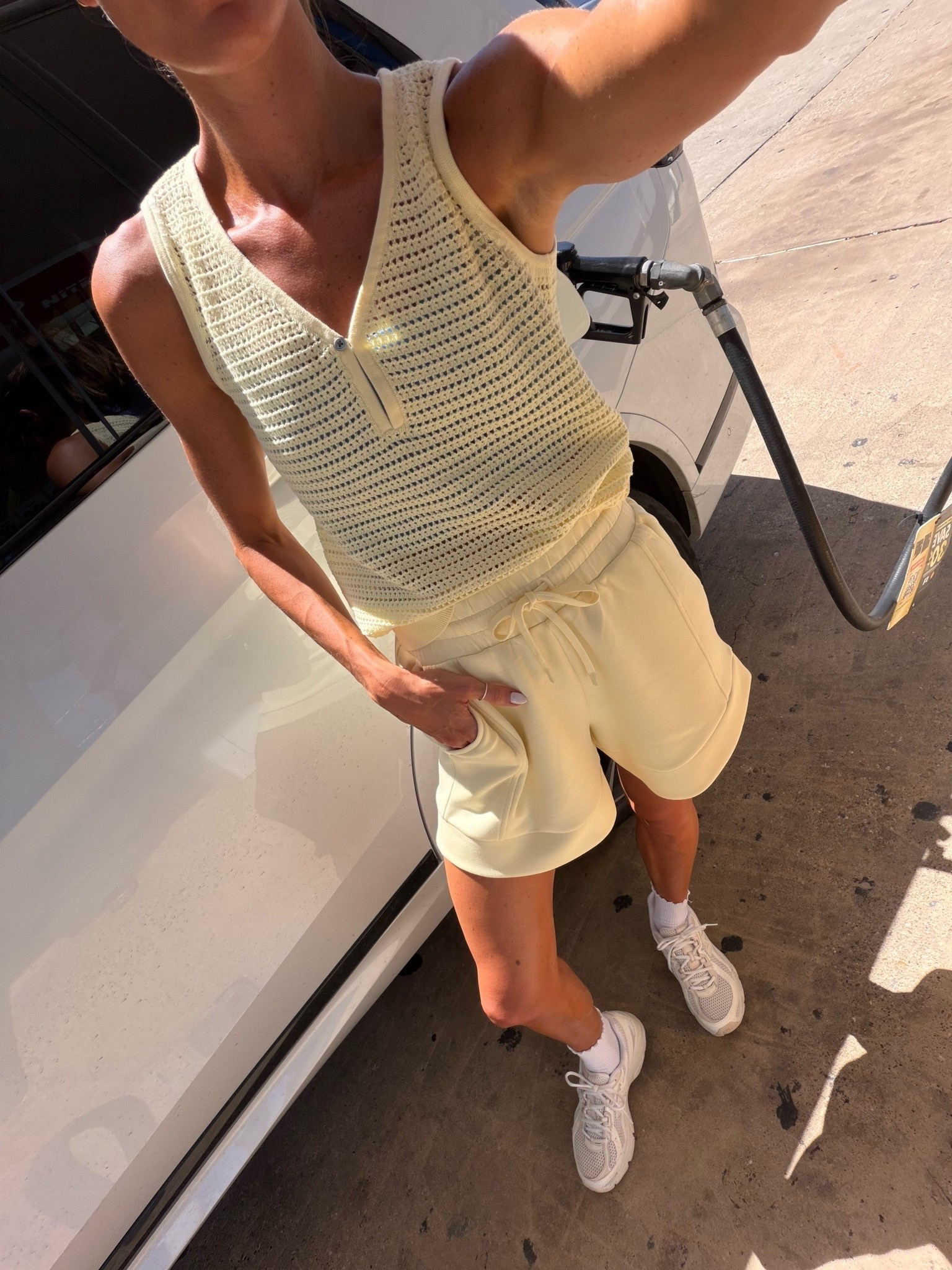 Easy outfit for everyday mom life / carpool / errands / all the things! 💛