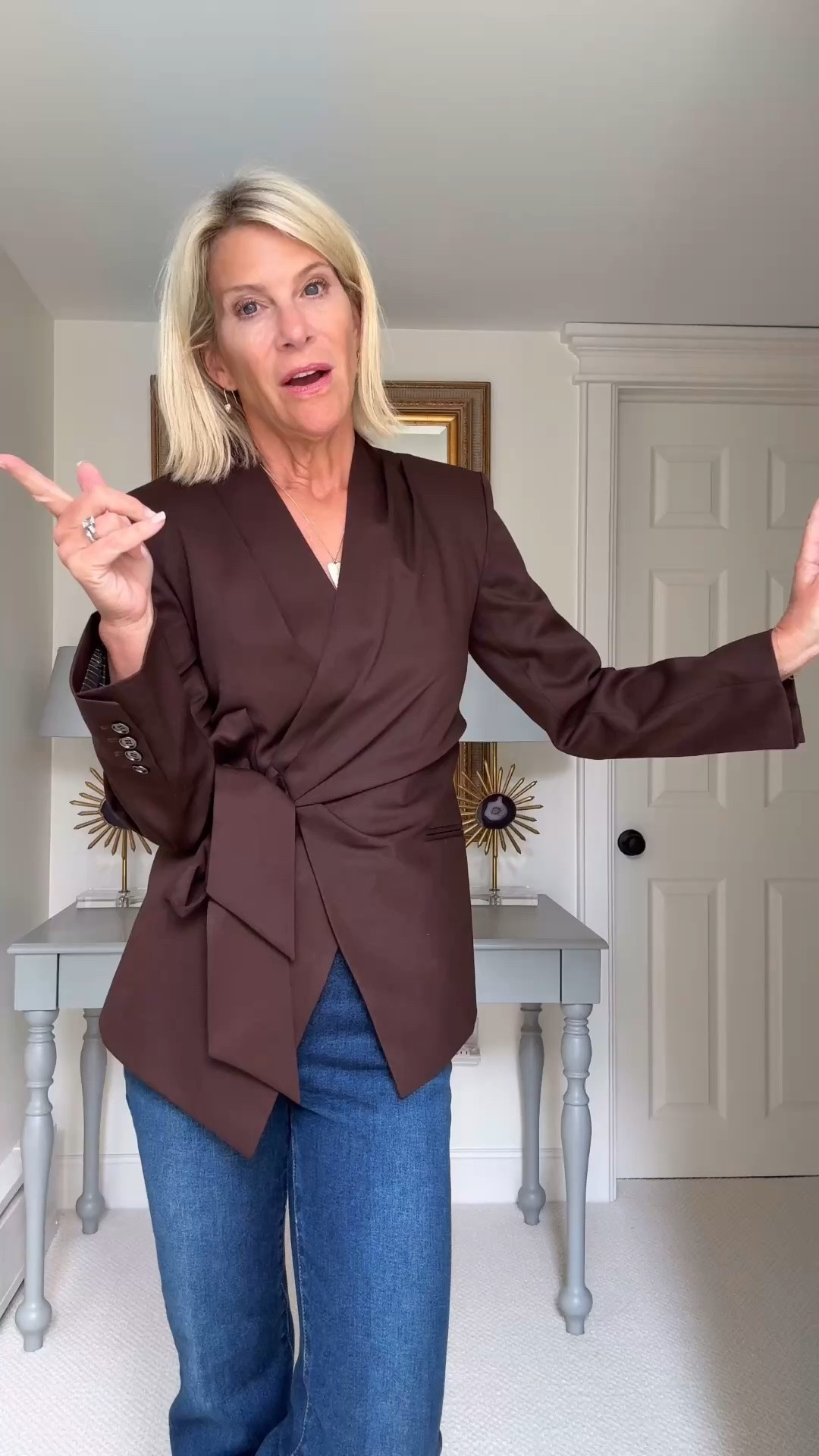 I almost passed on this brown blazer, and now I can’t believe I questioned it. The nipped-in waist is SO flattering, and I love that the no-lapel neckline makes it feel more like a gorgeous top than a traditional blazer. Work, dinner, date night — I’d wear this everywhere.

Use code MYANGELA for 10% off!

@Fabrique #Fabrique #Fabriquedesigners #Fabs #ad