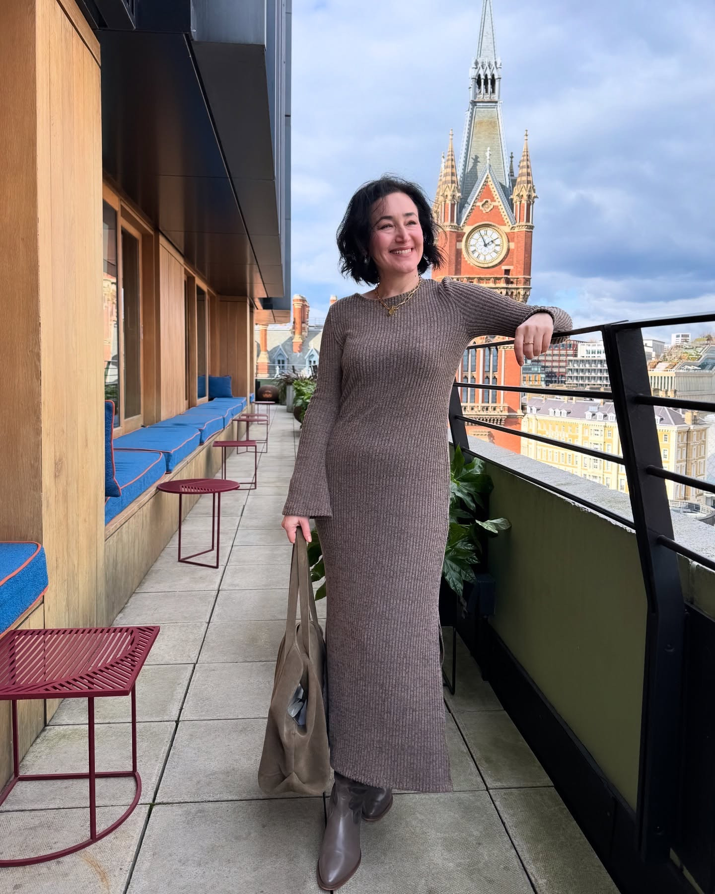 About this outfit… this dress received so many compliments the other day is has to be shared. Head to toe in the season’s colour mocha mousse 🤎

Disclaimer: not my bathroom! It’s inside @thelittlevioletdoor in Carnaby Street! 

AD/PR
Callie dress and Kara suede shopper bag @saintandsofia 
Boots: @duoboots (past PR)

#saintandsofia #duoboots #mochamousse #thestandardlondon #thelittlevioletdoor #transitionalstyle #knitteddress #londonstreetstyle #londonstyle #whowhatwearing #effortlesslychic