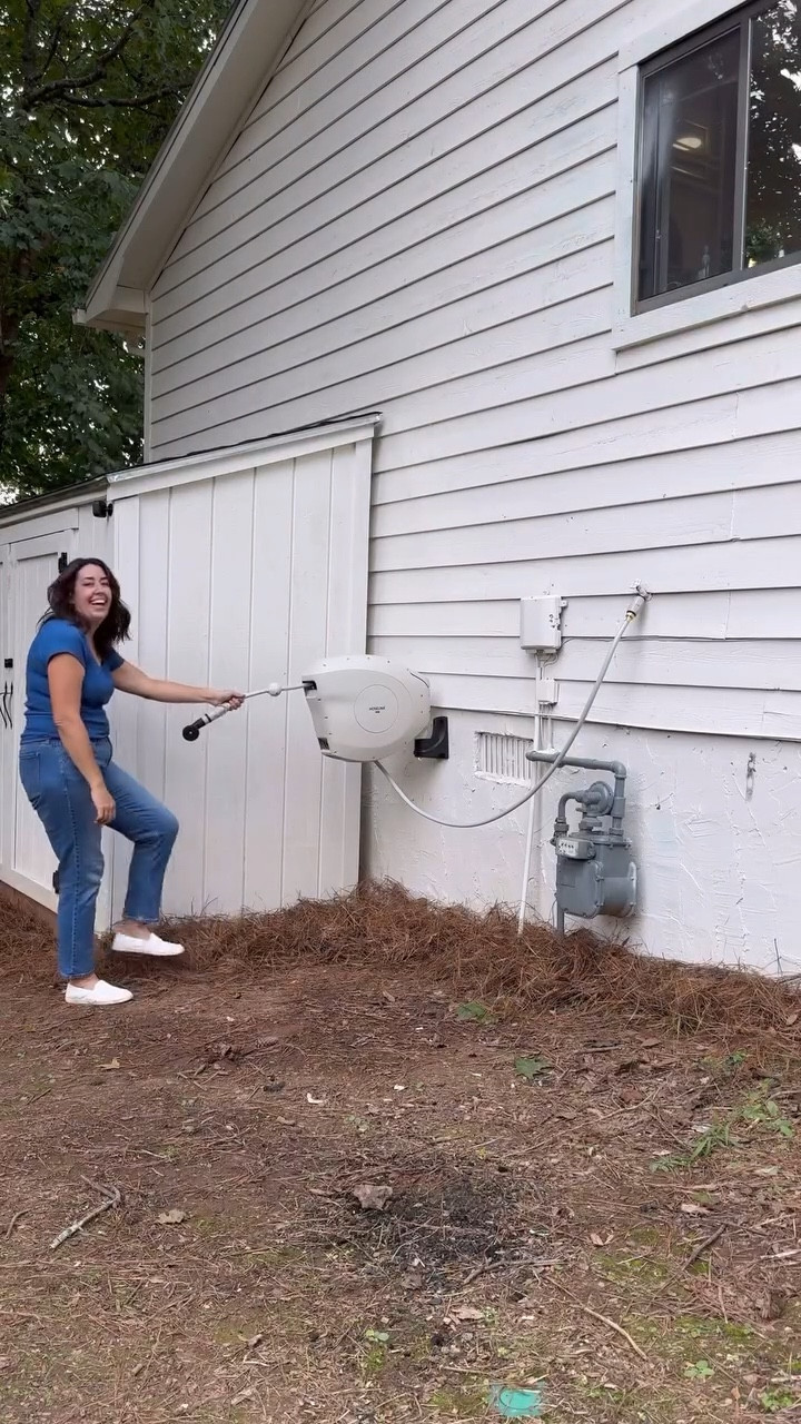Talk about an upgrade! We’ve been updating the curb appeal on our 1980s house by painting it and building a pergola but getting rid of all our hose clutter just made our house look so much better! It was so great partnering with @hoselinkusa to install their 82 foot retractable hose. Now I can keep the star jasmine watered and hopefully it will start climbing over the pergola!

Comment the word UPGRADE if you want me to send you the link to the one I installed! #curbappeal #hoselink #hoselinkusa