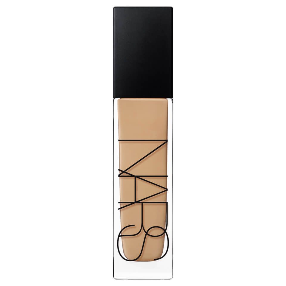 Base de maquillaje de resplandor natural de larga duración NARS Cosmetics (Varios tonos) | Look Fantastic (ES)