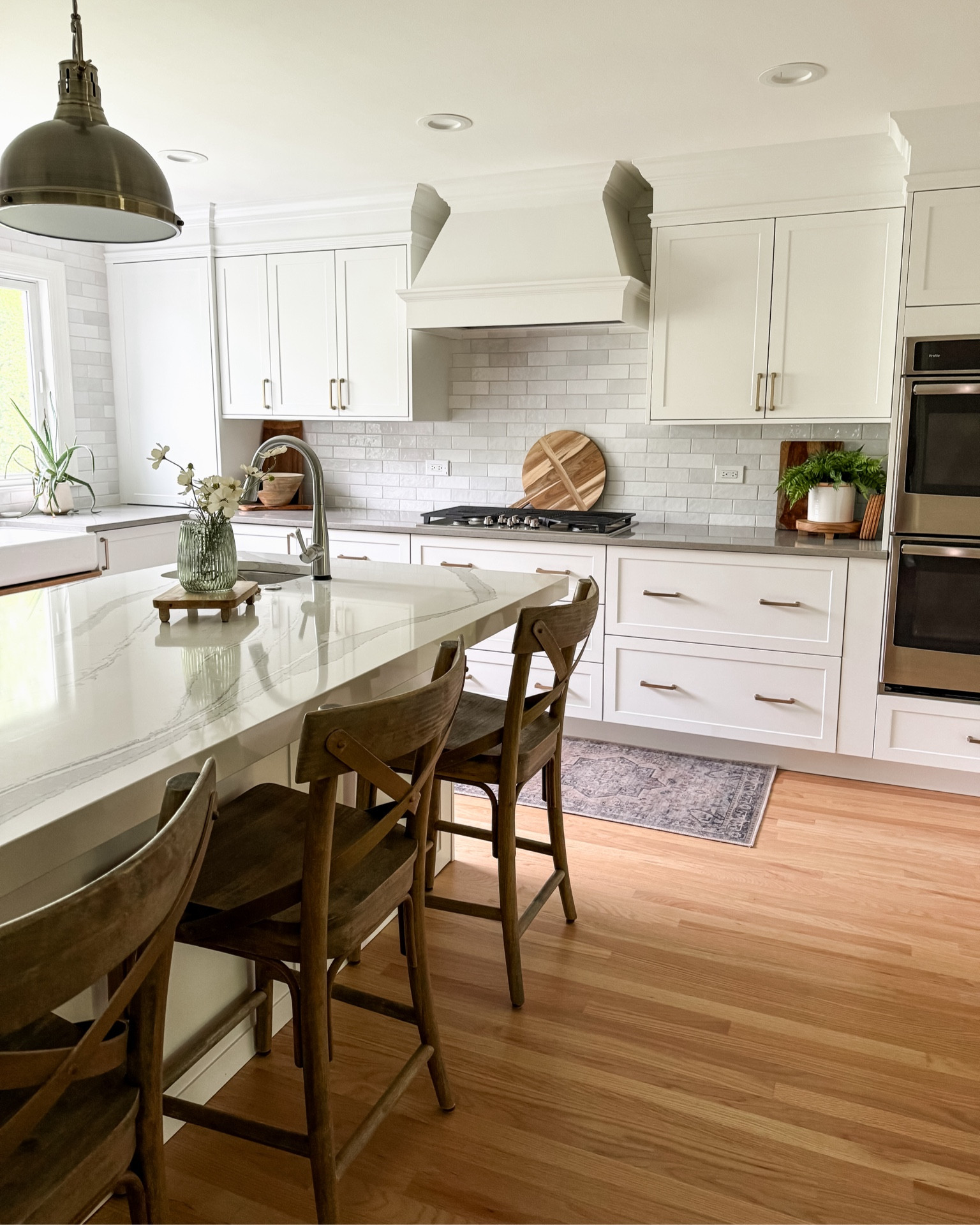 White kitchen. Subway backsplash. Tile backsplash. Counter stools. Charcuterie board. Drawer handle. Cabinet hardware. Kitchen faucet. Kitchen pendant. Kitchen sink.

#LTKHome