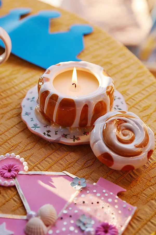 Cinnamon Bun 5 oz Candle | Urban Outfitters (US and RoW)