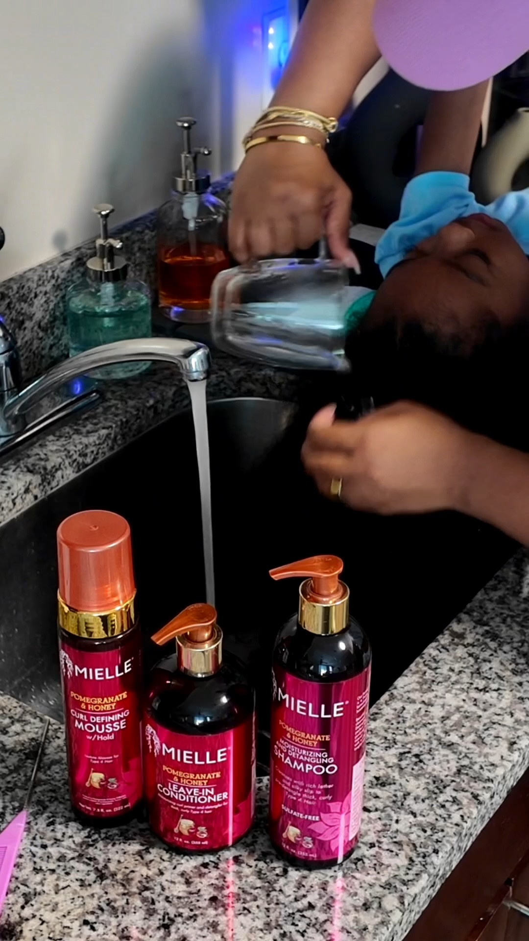Wash days that fit into the everyday routine using, making mom life a little more simple #Miellepartner @mielleorganics
