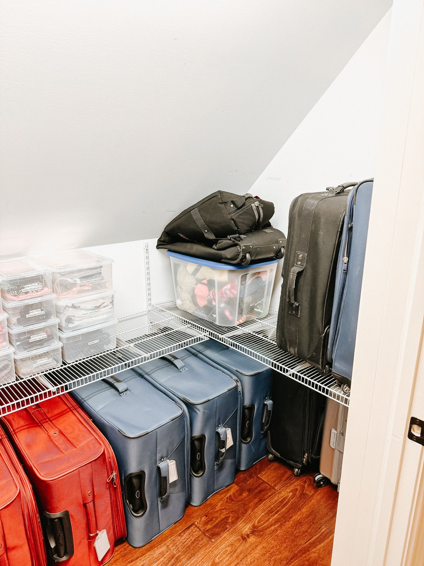 Do you plan to travel a lot in 2026? More trips + being organized means less last minute packing, fewer forgotten items and calmness getting out the door ✈️🧳

Let’s get your home organized in 2026 🫶🏼

#organizedbyjm #homeorganization #travelorganizer #organizinginspiration #homeinspiration