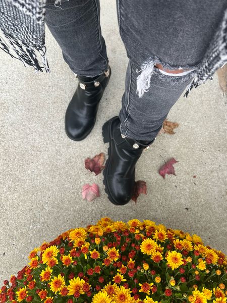 Loving this perfect fall weather🍂

You can dress these boots up or down. I also paired them with a dress for our family pictures. They’re a perfect Gucci dupe✨

#LTKstyletip #LTKshoecrush #LTKSeasonal