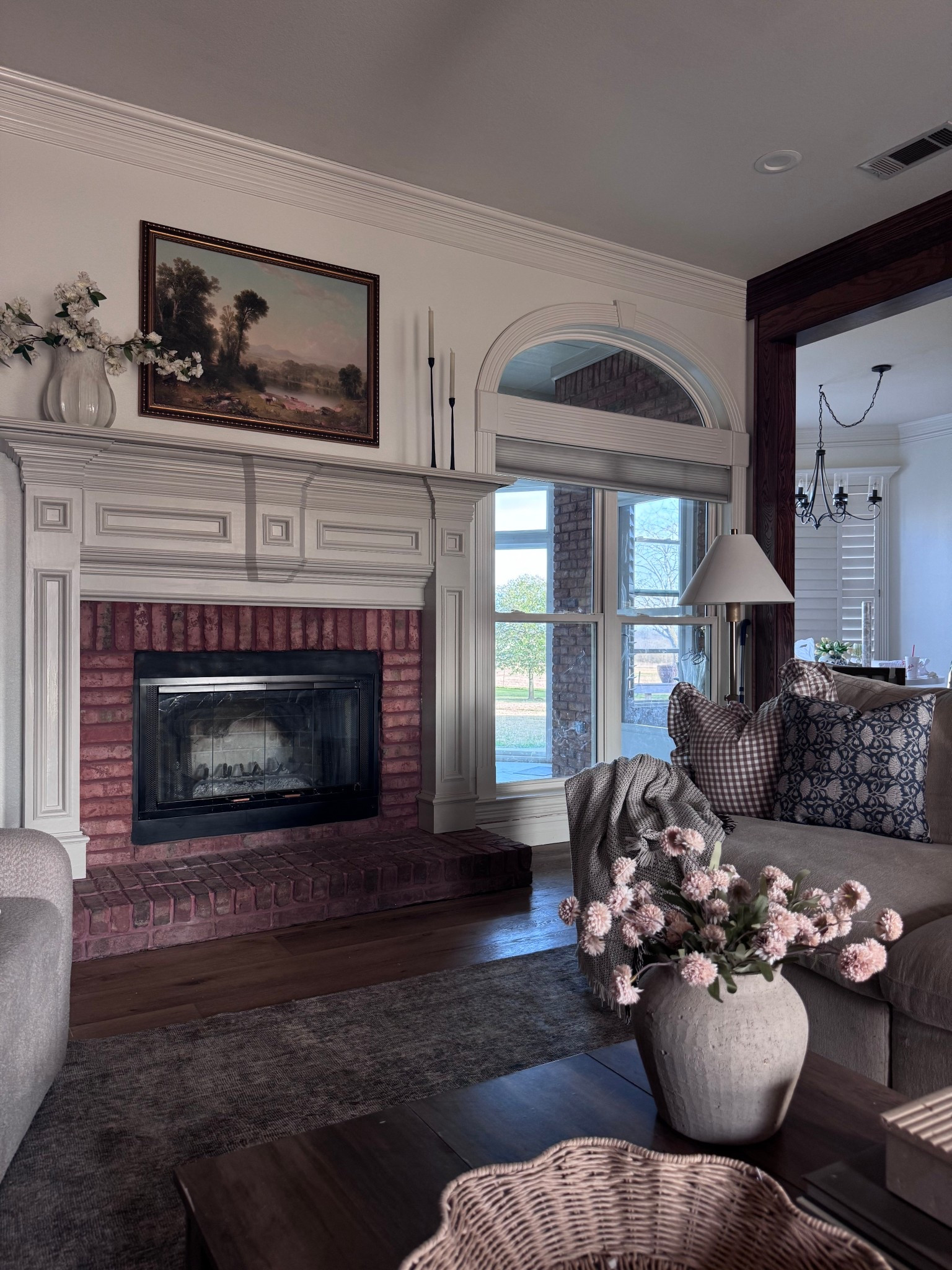 Cozy living room decor // Amazon throw pillows // cottage home decor // coffee table styling 

#LTKHome