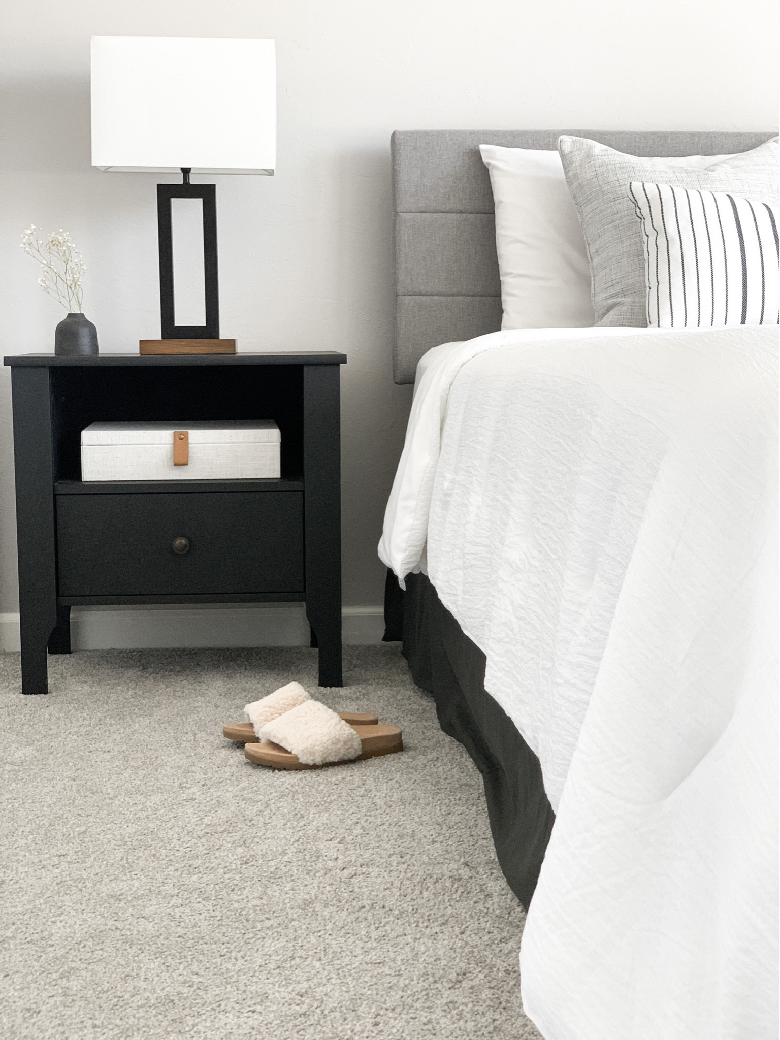 It’s that „get cozy“ time of the year! 

Bedroom decor, bedding, headboard, guest bedroom, nightstand, nightstand lamp, decor box, bud vase, fluffy house slippers , target style, target decor, Amazon finds, Walmart decor



#LTKSeasonal #LTKstyletip #LTKhome