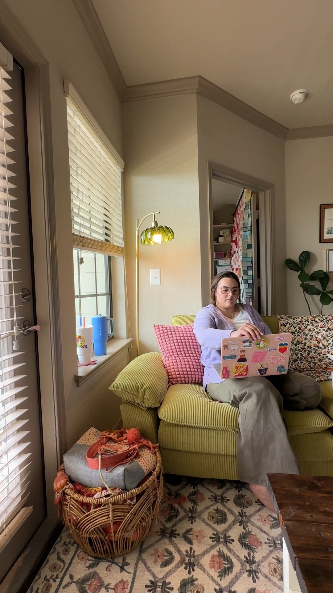 Slowly adding things to my apartment that feel like “me” and maybe having a bit too much fun 😅🫶🏼🥰

#apartmentfind #amazonfinds #floorlamp #apartmentdecor #colorfulapartment #colorfulhomedecor 