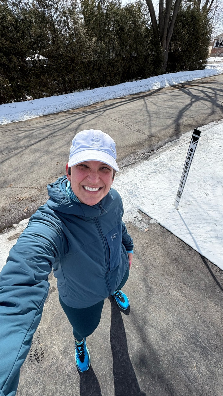 Lunch break run ☀️
Worked from home, saw the sun, went out for my short easy run from my 10k plan.
Nothing fancy. Just showing up.
This is how it builds.

#slowrunner #curvyrunner #runningjourney #slowrunnersclub #beginnerrunner

#LTKfitness