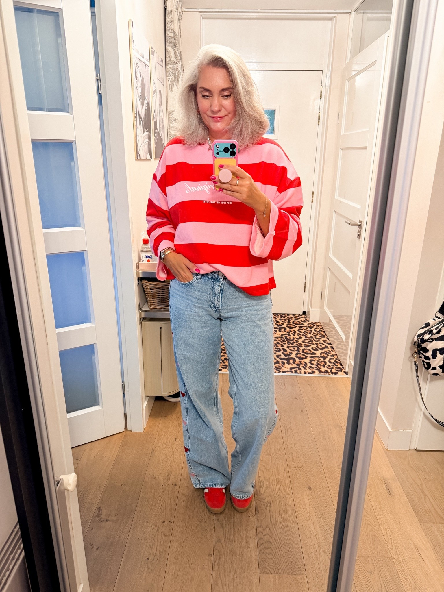 OOTD - Dinsdag. Rood met roze gestreept sweatshirt (M), parelketting met bedels, jeans met hartjes (https://most-wanted-nl.mpic.link/6916962 maat L/tall) en rood suède sneakers (tts).
