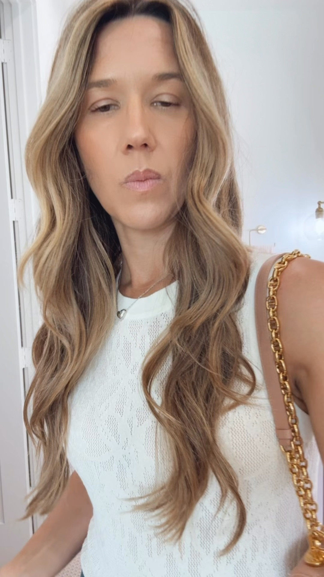 Styling @levis-au 501 jeans for spring 
Jeans 26
Tank @zsupplyclothing small
Flats and bag Dior 