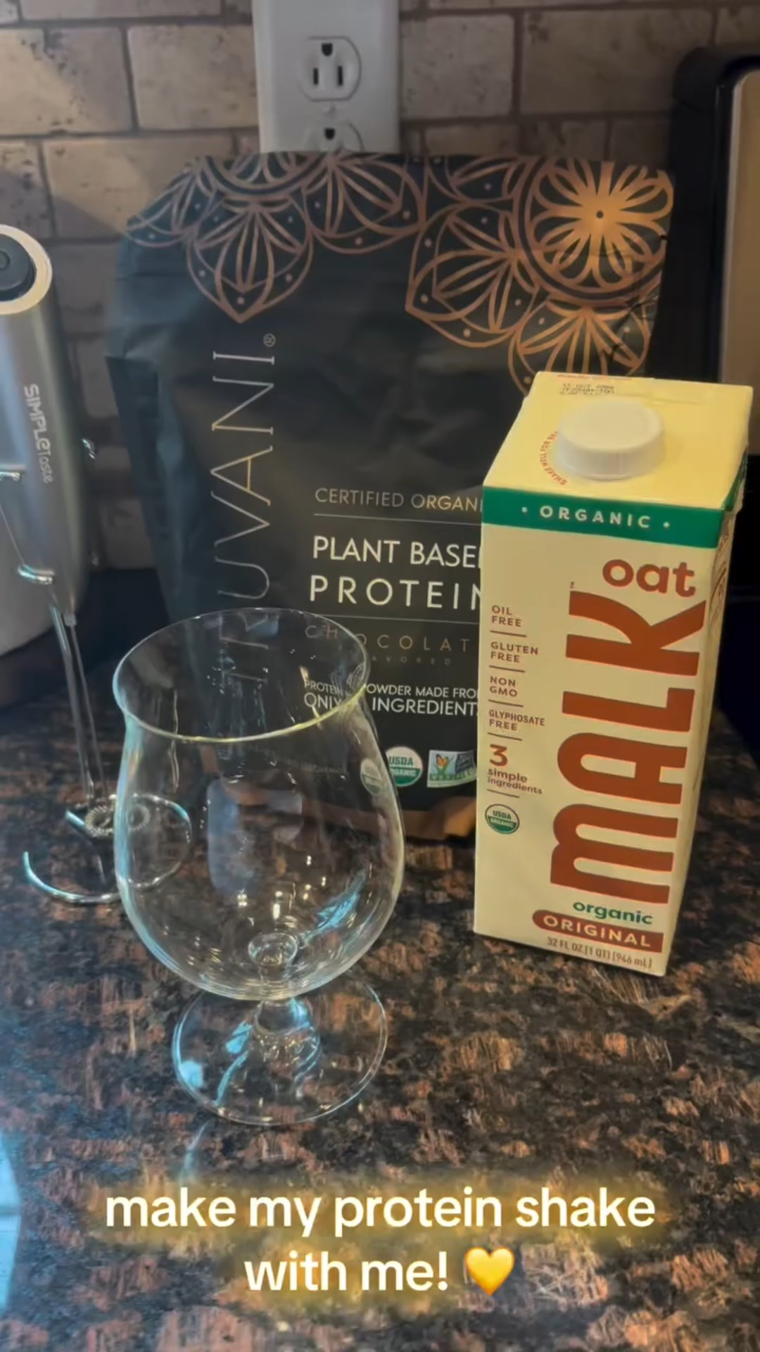 @truvani + @malkorganics is a win win! Easy, delicious and clean ingredient’s 💛 

Im a dairy-free girlie for the most part and am always looking for new brands to try. Malk Organics tastes great and the ingredients are super clean - NO oils, gluten, dairy, fillers & gums🙌

#wellness #healthy #oatmilk #oats #proteinshake #protein #yoga #fitness #movement #malkorganics #truvani