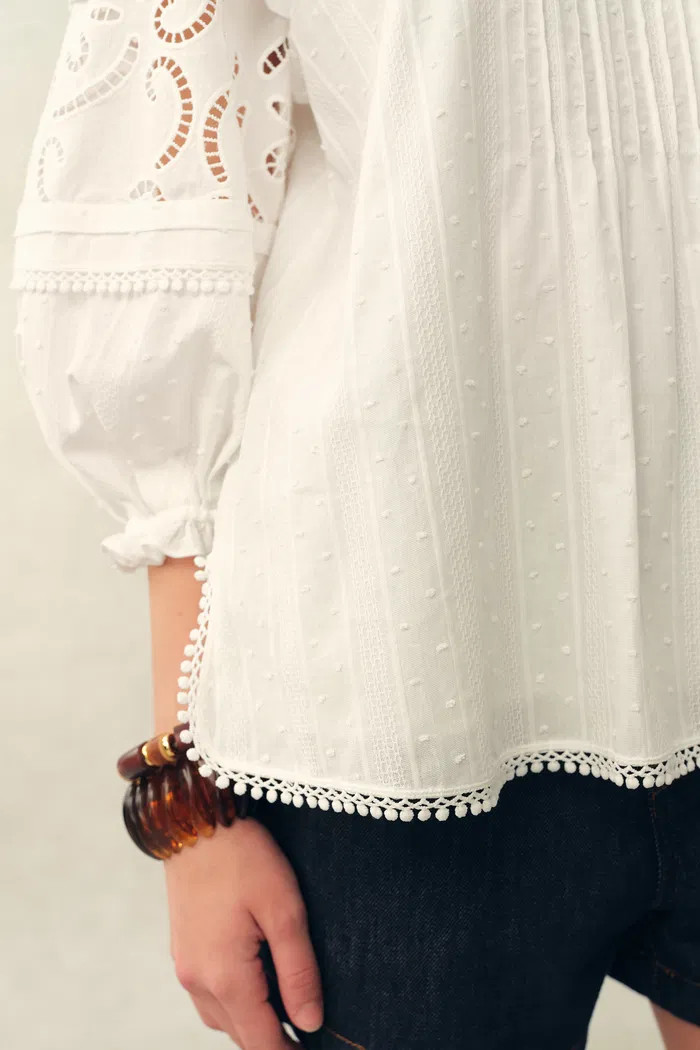 Iris V-Seam Embroidery Puffy Sleeve Blouse in Cotton Jacquard | Fabrique