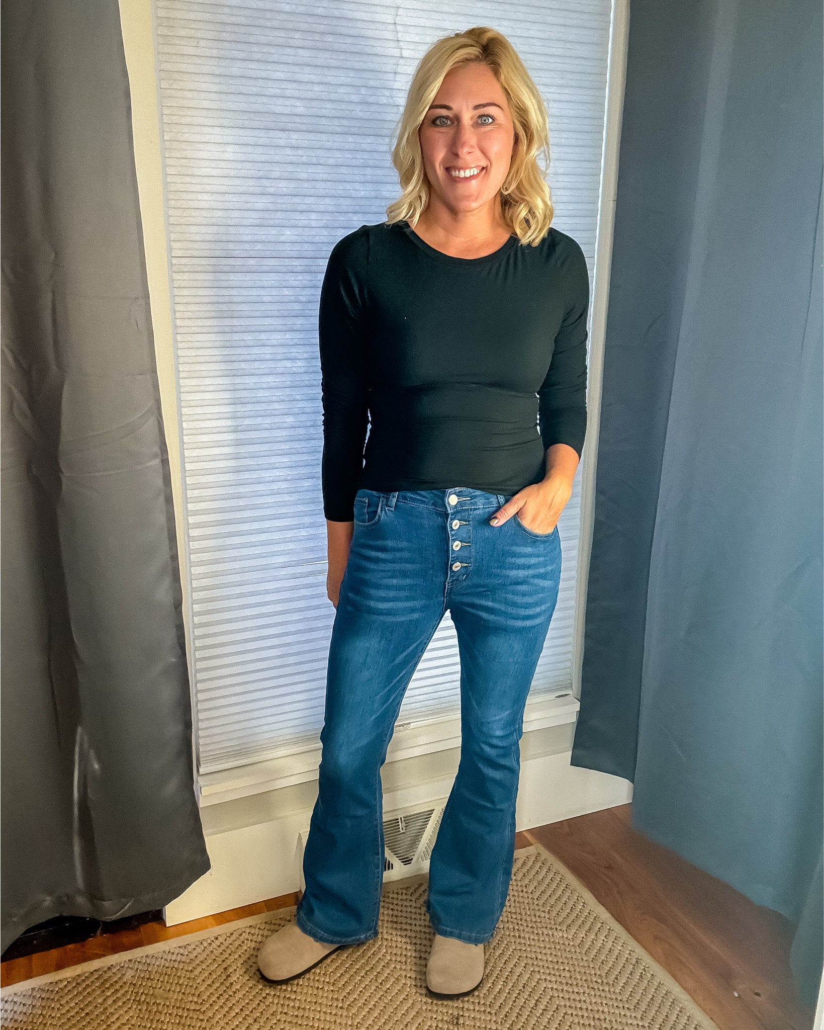 Button fly are my favorite kind of jeans and when you pair that with a flare leg it’s perfection! These are extra stretchy and the length is just right. I’m 5’6 and wearing a small.