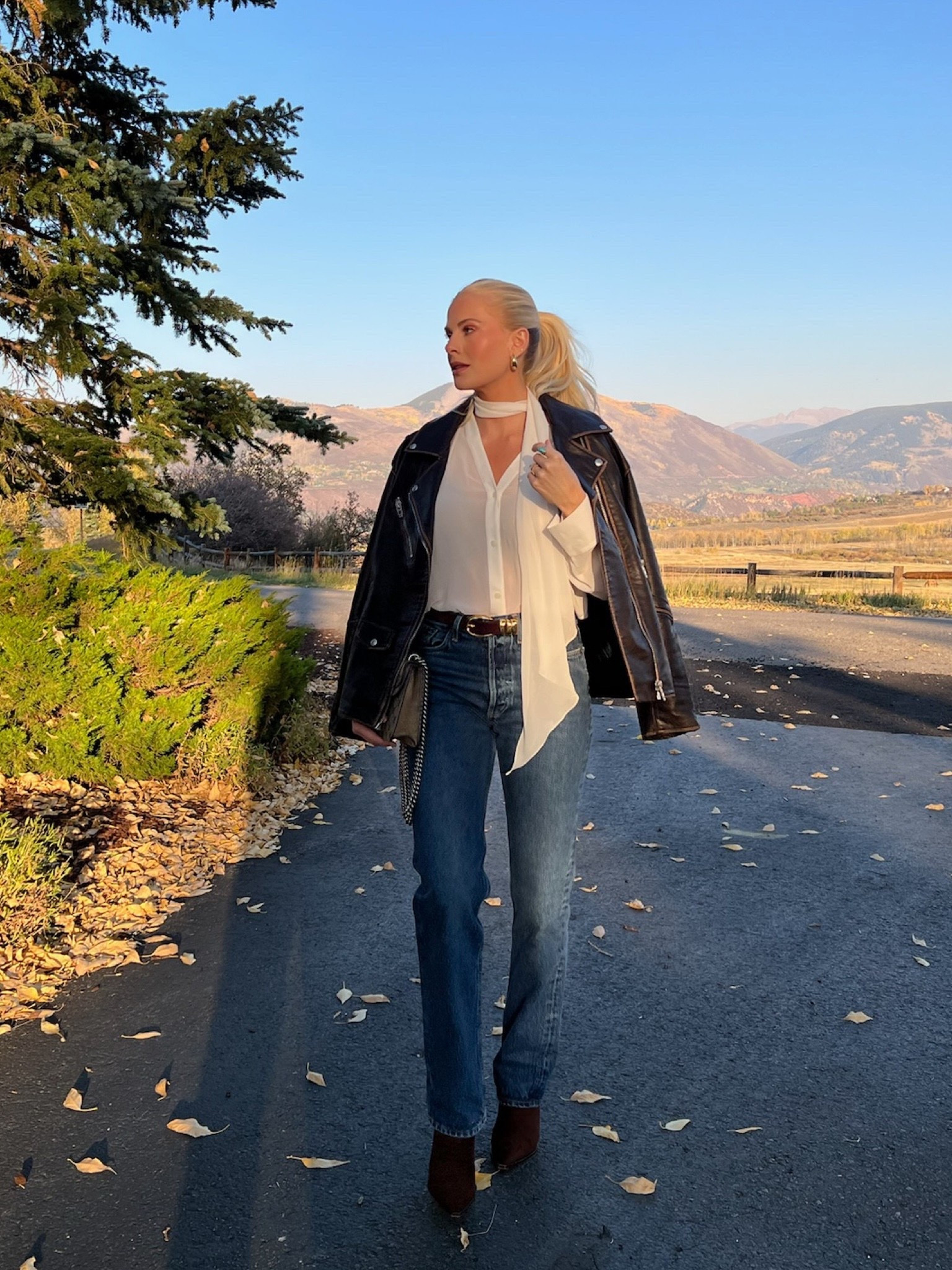 SIZE: 26 in jeans, med in jacket, linking similar tops & boots! #kathleenpost

Aspen outfit inspo, mountain chic look, western vacay vibe, fall outfit inspo, fall transition look

#LTKootd #LTKTravel