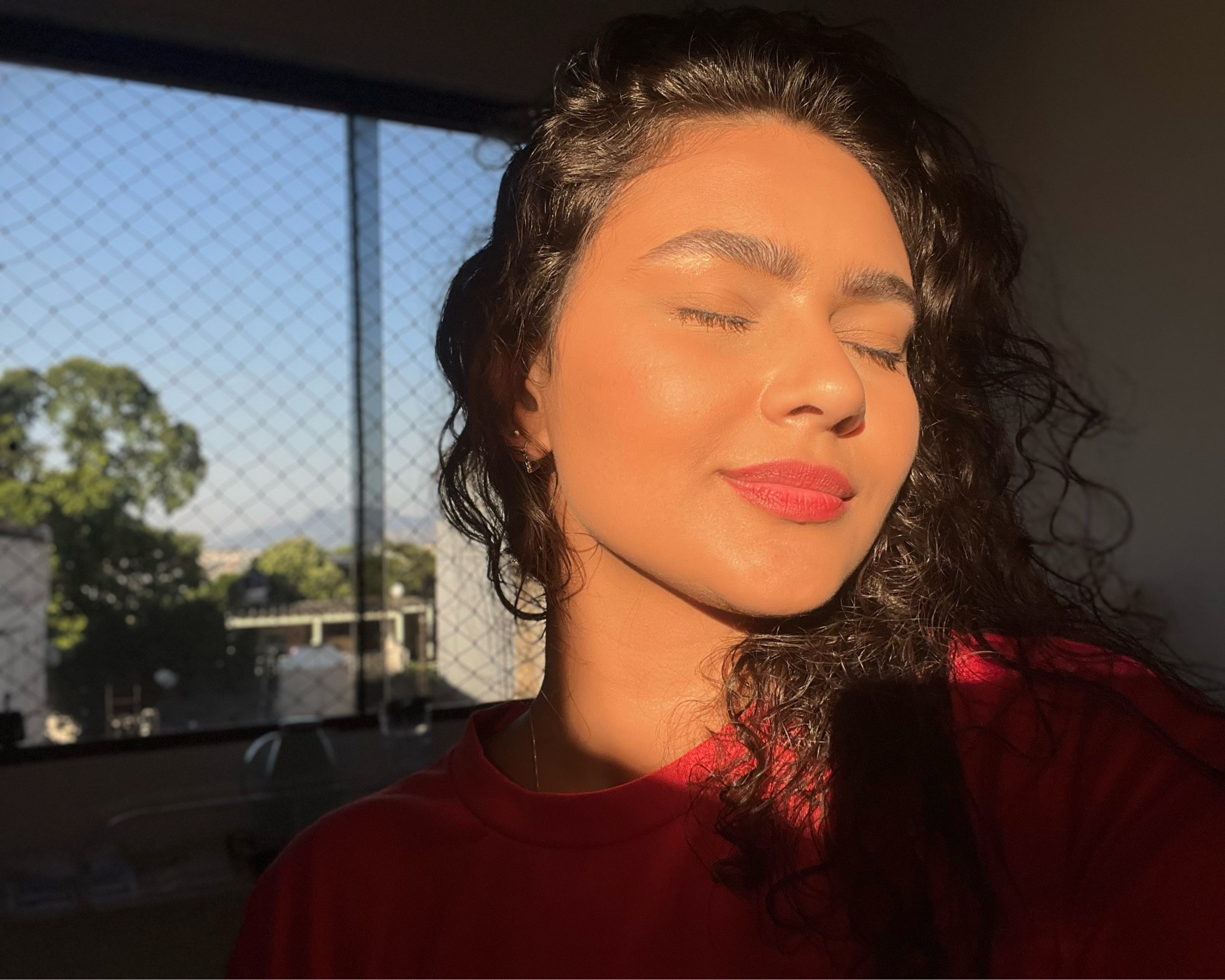 Golden hour ✨ com essa pele PERFEITA que só tem protetor solar!!! ❤️🤌🏽

SIM! O queridinho é o protetor em stick com cor da dermage! 

Tô usando a médium e sigo apaixonada dms!! 

#protetorsolar #protetorembastao #dermage #protetorstick 

#LTKbrasil #LTKbeauty