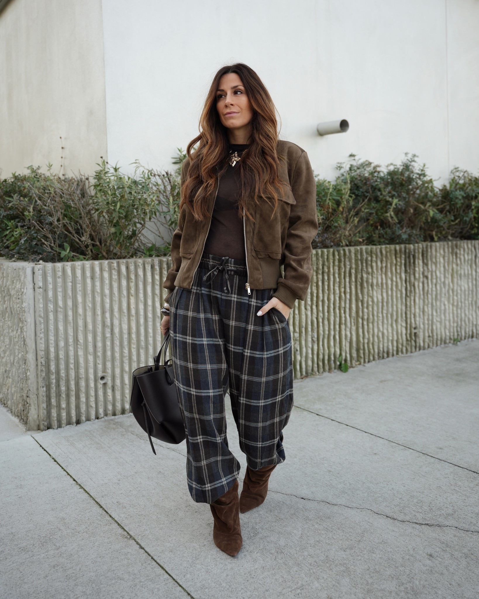 Passion carreaux ✨ Coup de cœur pour ce magnifique pantalon et jamais plus jeune quitte ces boots de ma vie! Elles sont beaucoup trop confortables ✨

#LTKootd #LTKSpringSale #LTKPetite