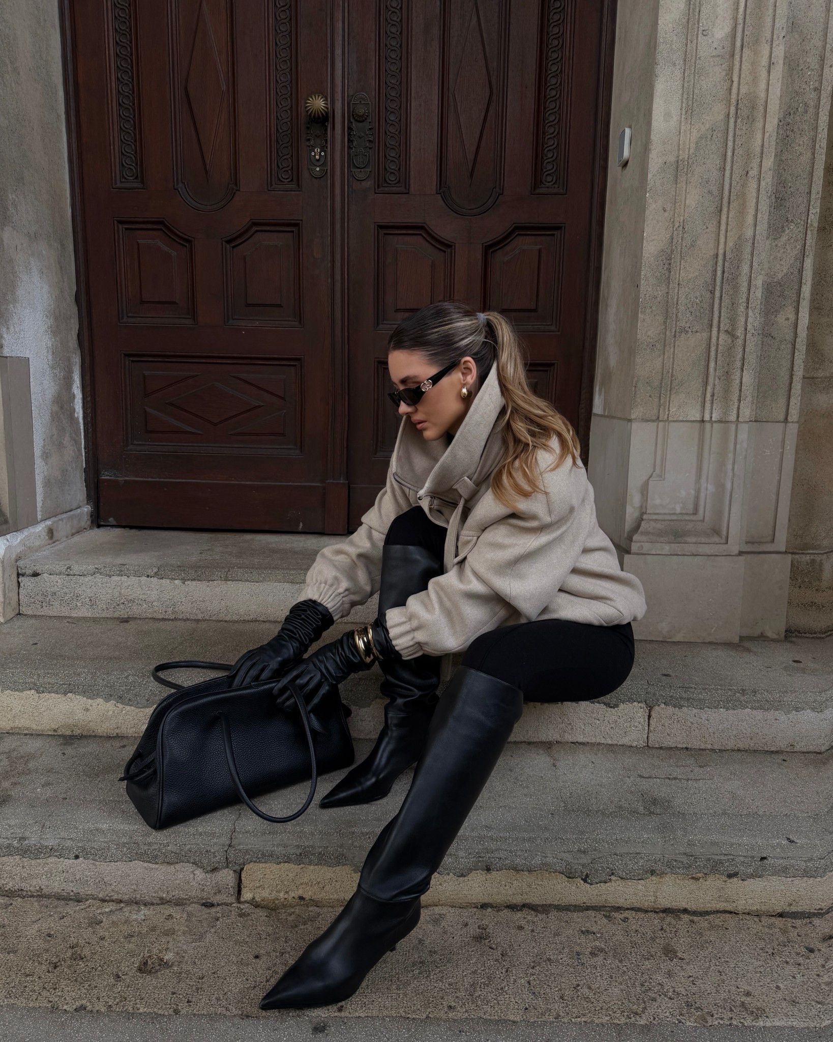 The bag and the sunglasses Re exact products.
Jacket: Ilo prive
Boots: Potamy
Leggings: Mango ( old) 

#LTKootd