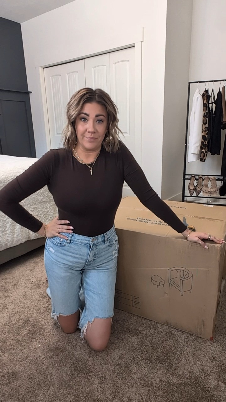 Unbox and assemble this adorable chair with me!
Looks exactly like the picture! Love the beautiful, vibrant color. The fabric is so soft and lovely. Not huge, makes for a good accent chair!

#homefinds #homedecor #accentchair #amazonhome #targethome 

 #LTKHome