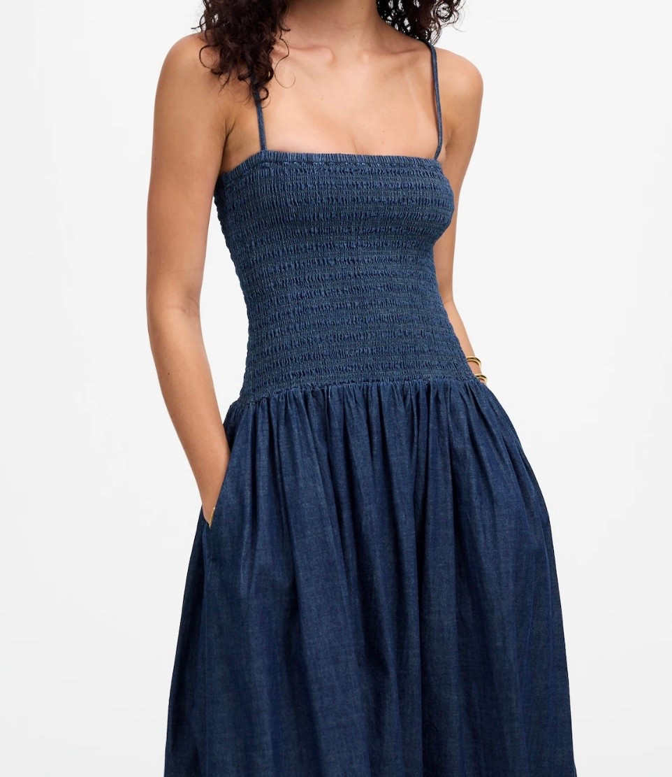 There’s just something about smocked tops, smocked dresses—or anything with that smocked detail, really—that instantly pulls me in. It takes me right back to childhood. My mom once stitched a dress for me that had that same perfect snug fit. It was comfy, airy, and made me feel so effortlessly pretty. Funny how certain styles hold memories like that.
#SmockedStyle #SmockedDetails #StyleWithStories #fashionmemories #SentimentalStyle #OOTD #StyleInspo #ClosetFavorites