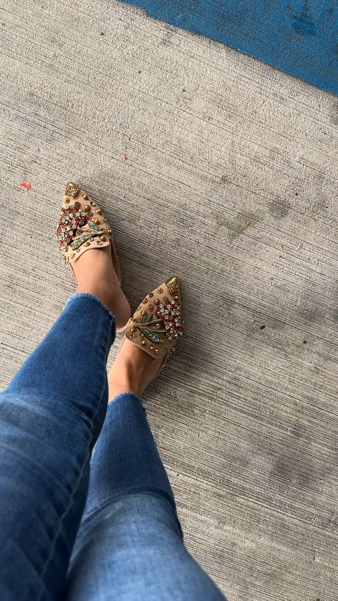 I love mule/ loafers shoes and I own a few of them. It’s so comfortable and everyone loves them. Below 👇🏼 is a list of my favorite ones! 
