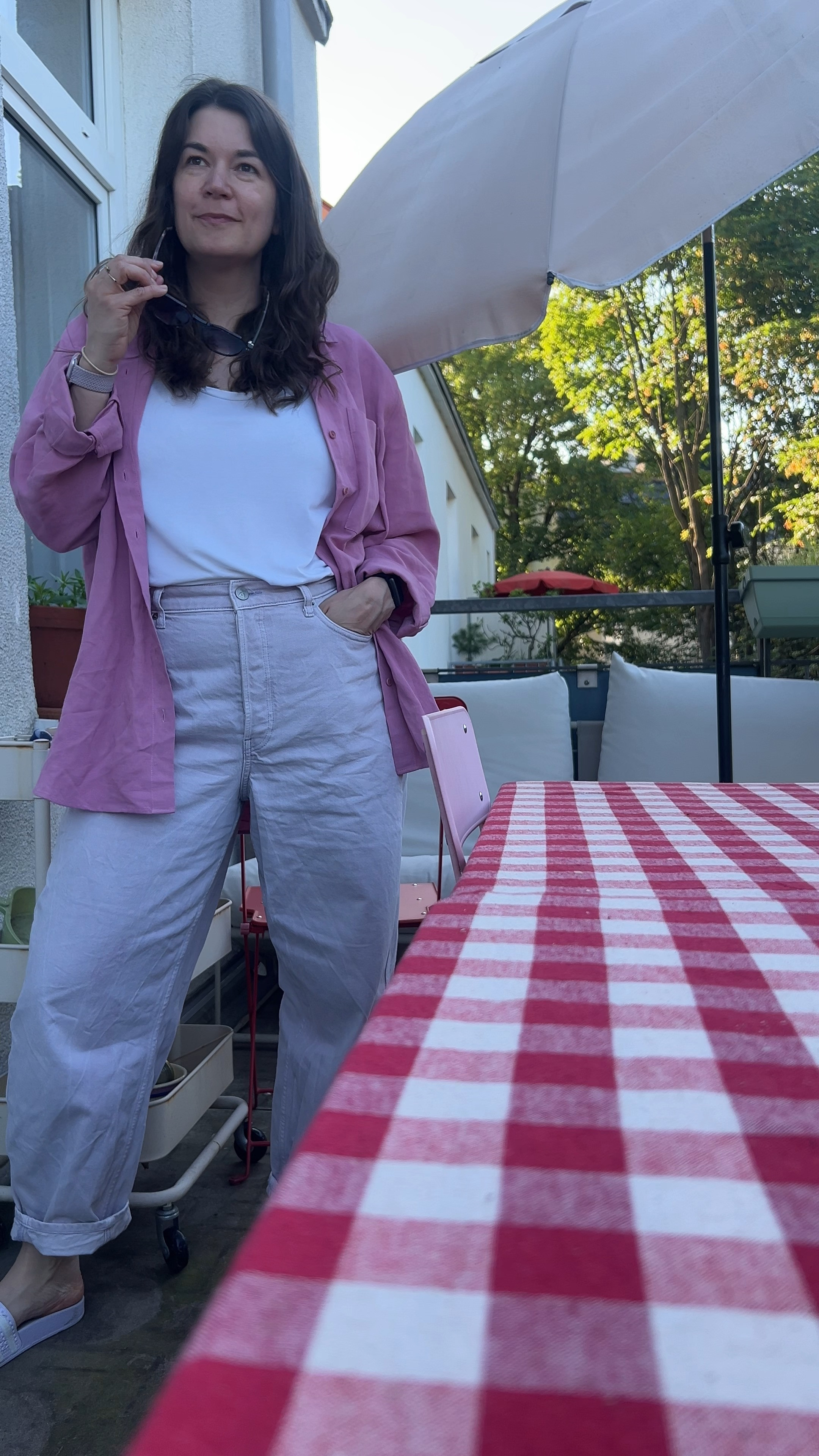 Easy breazy Sommeroutfit mit Barrel Jeans, Tanktop und oversized Leinenbluse. 
Die Hose trage ich in Größe 34/32 und das Hemd in M.

#Leinen #Armedangels #dopaminedressing

#LTKdeutschland #LTKsummer