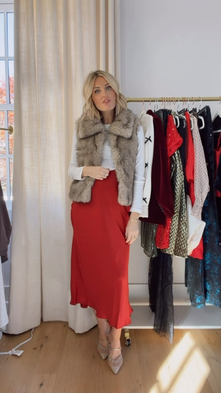 These pieces are selling fast from Target, but I linked similar options! I love how this holiday look turned out, and it even works well if you’re pregnant! Wearing XS in vest, S in top, & M in the skirt!

Loverly Grey, Target, holiday looks, holiday party, maternityy

#LTKHoliday #LTKSeasonal