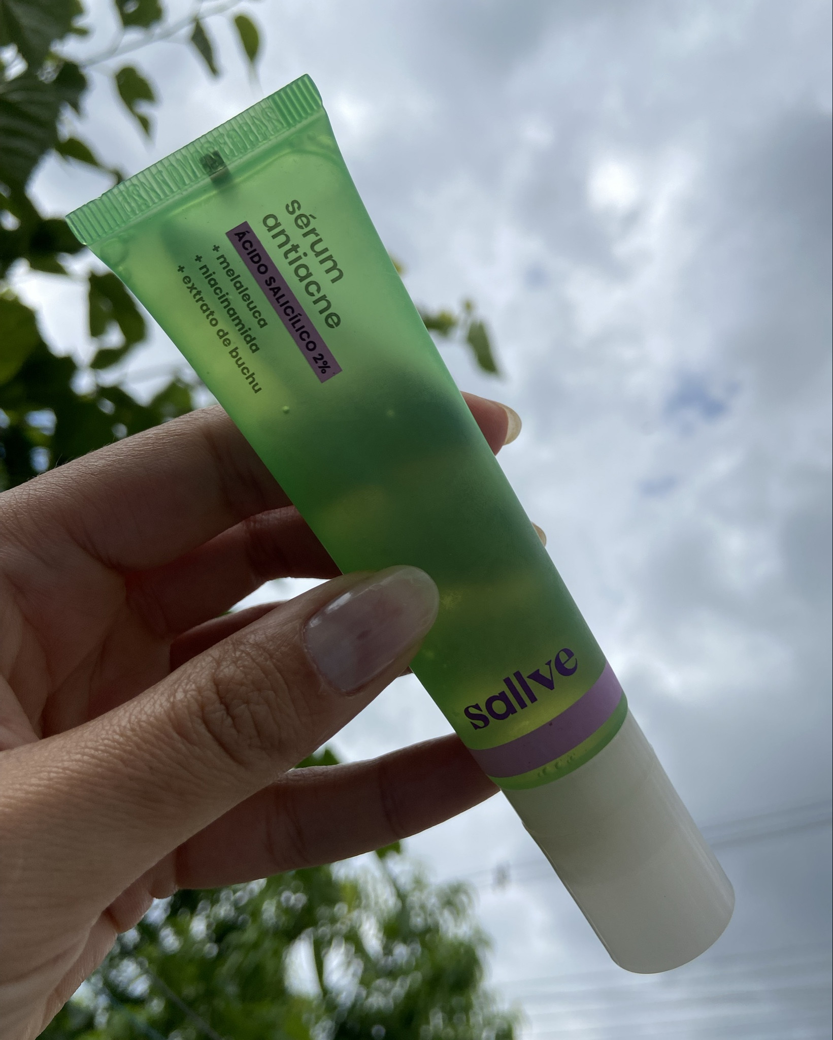 Meu melhor amigo. 
Sempre que deslizo na dieta aparece algumas espinhas. Então uso o serum da Sallve e a pele logo se recupera, diminuindo a vermelhidão. 
Recomendo 

#LTKbrasil #LTKbeauty