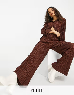 Stradivarius Petite - Pantalon d'ensemble plissé - Marron chocolat | ASOS | ASOS (Global)