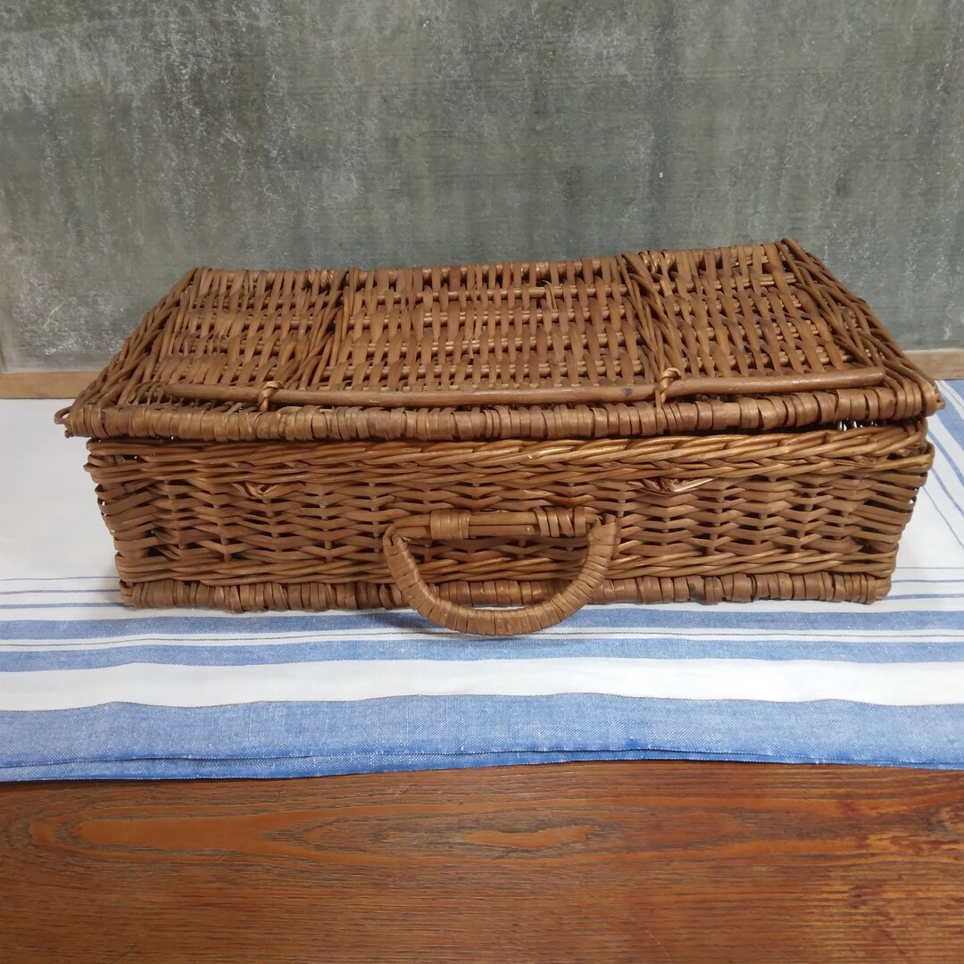 SWEET Vintage Pie or Picnic Basket, Wicker Rattan, Hinged Latching Lid Closure & Splint Prop, 19x... | Etsy (US)