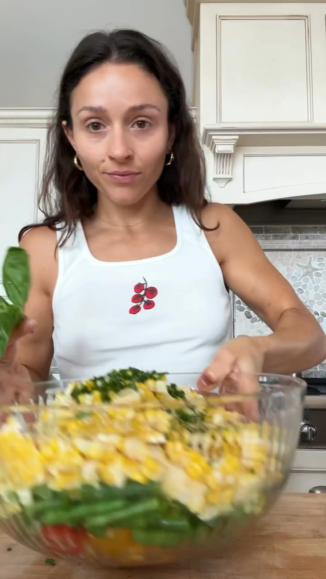let’s all make this for the 4th 🫡🍅🌽🇺🇸

Farmers Market Succotash Salad:
— 6/7 ears of corn (jersey corn if you know what you’re doing) boiled, cooled and cut off the cob 
— 1 pint cherry tomatoes, halved 
— 1lb of green beans, blanched and cut into 1 inch bites 
— 1 bunch scallions, thinly sliced
— torn basil
— chives (cilantro or parsley would be great too)

Lemon Vinaigrette Dressing 
— 1 lemon, juiced
— 1/2 cup evoo
— salt & pepper to taste
— 1ish tsp honey

Blend dressing together & toss with salad right before serving. Also peaches would be crazy in this, use what you have!!

#privatechef #summerrecipes #summersalad #4thofjulyweekend #lbi #longbeachisland