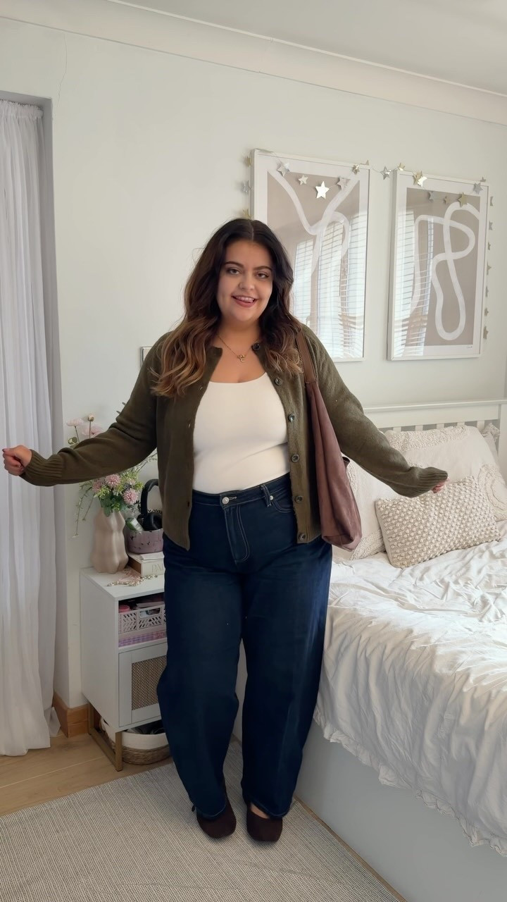 One cardigan, two ways 🧸💚✨ if I can’t style it multiple ways- I don’t want it in my wardrobe 😂 which is your favourite, outfit number 1 or outfit number 2?

#midsizefashion #midsizestyle #autumnoutfit #waystowear